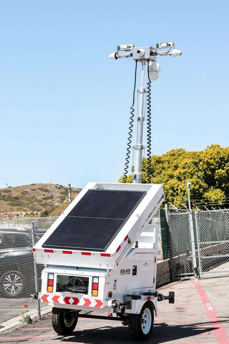 Torre solar móvil de vigilancia de Precision CCTV instalada en una obra